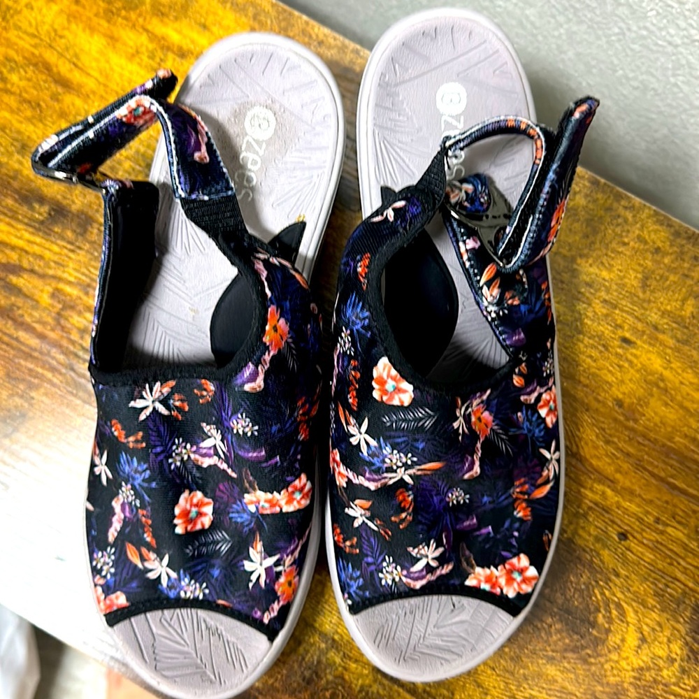 Bzees - Picture 2 of 4